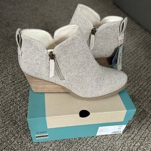 Tom’s Natural Glimmer Goldie Wedge Boot, New With Tags, Size 9.5